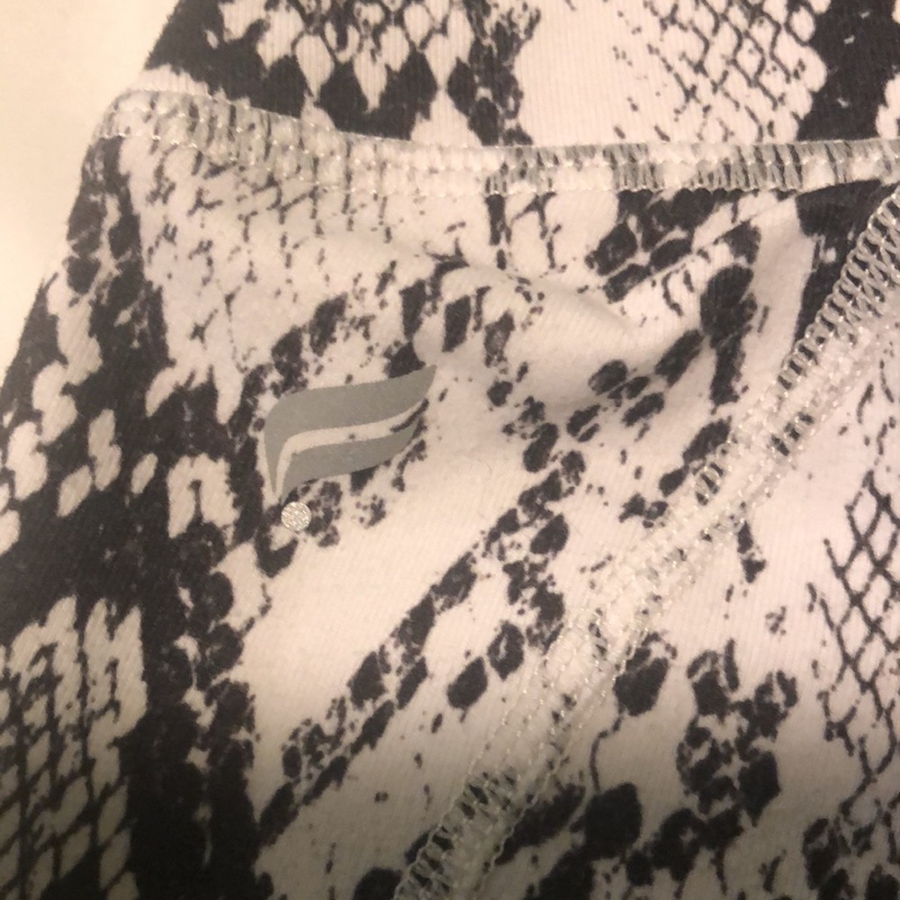 Fabletics animal print leggings in black and white - Picture 6 of 6